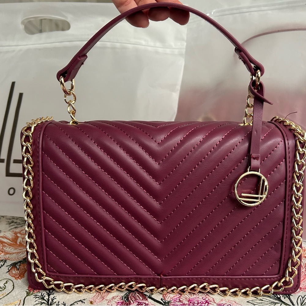 Chic Quilted Shoulder Bag with Gold Chain